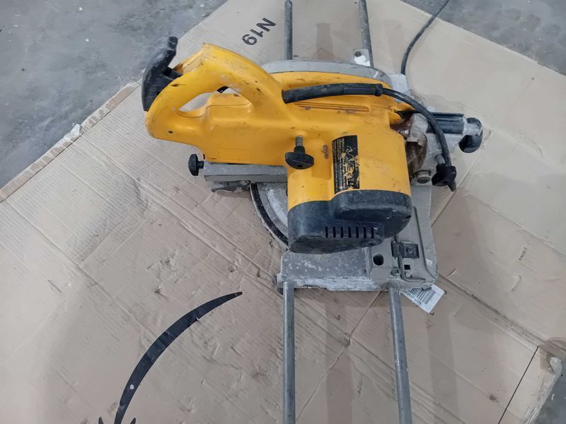 Циркуляр пендула - Dewalt 110 V / 1200 W