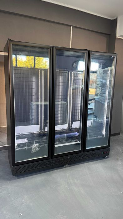 Vitrina cngelator vertical 3 uși 1800L -20°C cu agregat intern