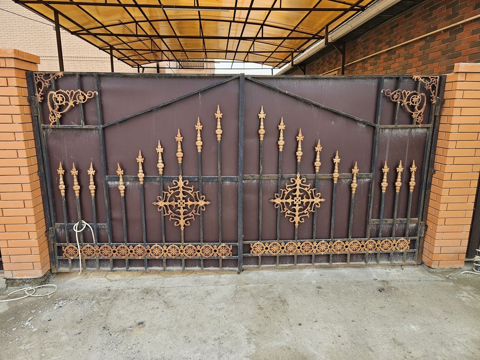 Ворота. Қақпа есігімен.