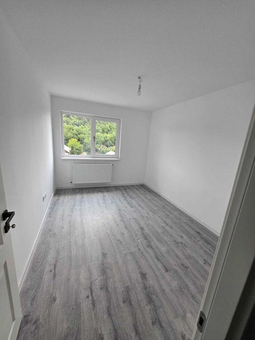 APARTAMENT 4 CAMERE DE INCHIRIAT se propune un apartament 100 mp arie utila, 4 camere 2 bai si terasa de 70 mp, in complexu Poitiers Towers.