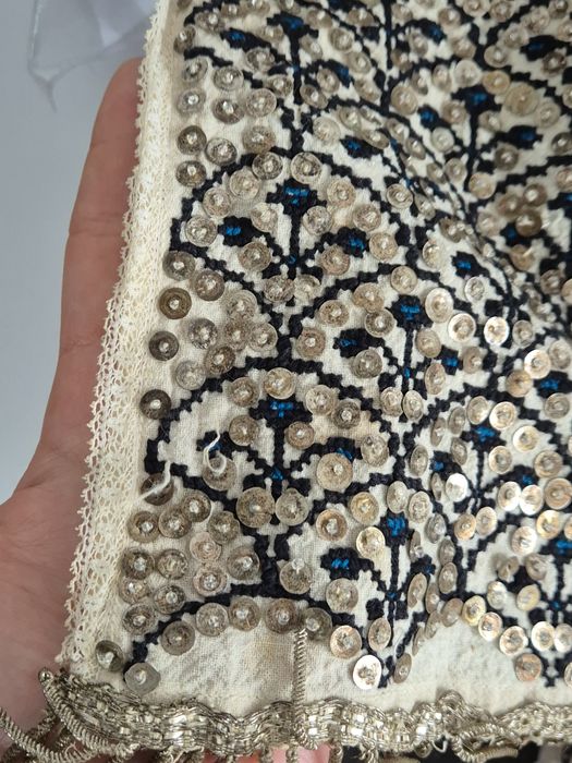 Costum popular vechi de peste 100 de ani