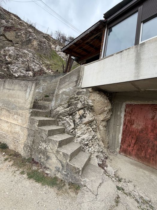 Продава се къща на  30км от Гр.Благоевград