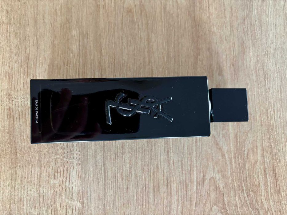 Vând Yves Saint Laurent MYSLF Eau de Parfum, produs nou, nefolosit.