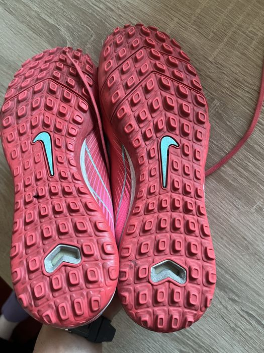 Adidasi Nike de fotbal !!!Teren sintetic !!! Marime  43 !!!