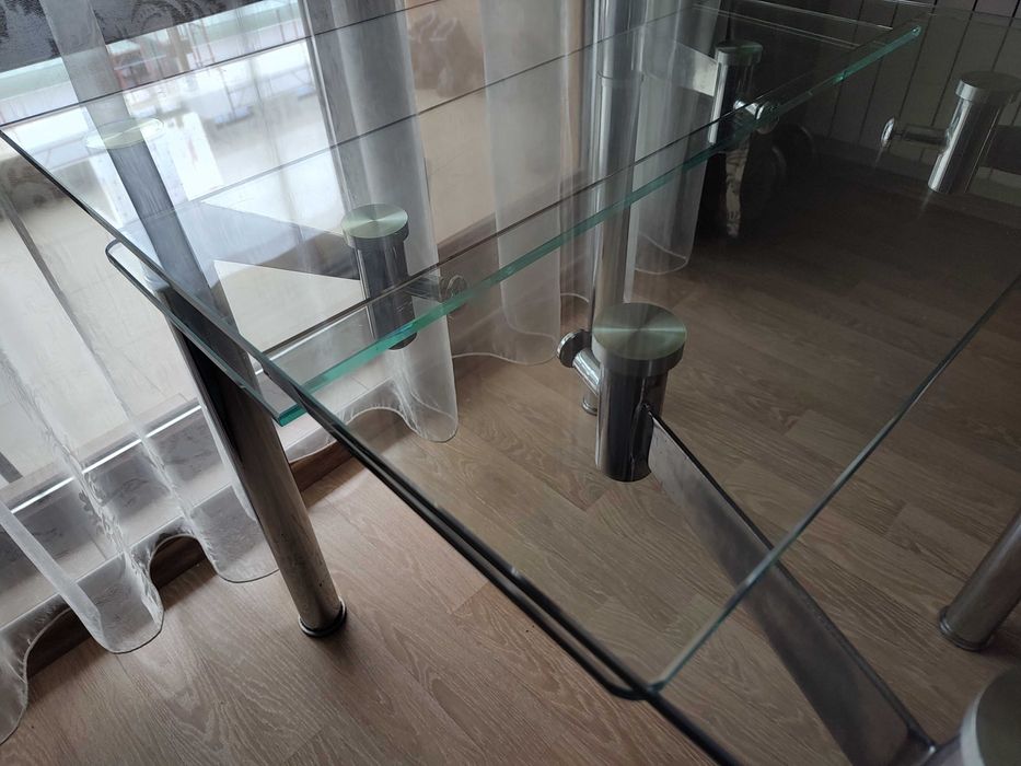 Стъклена трапезна маса