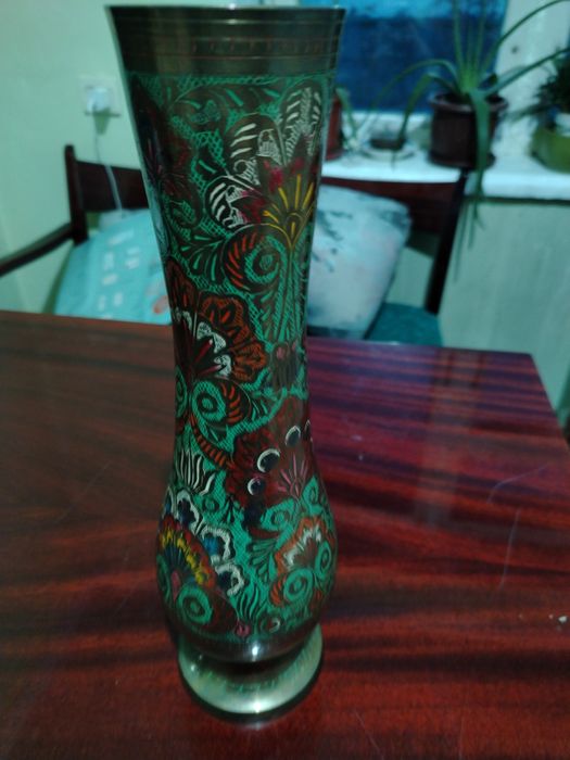 винтажная латунная ваза, изготовленная в Индии.