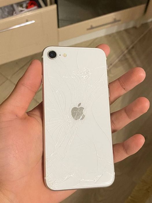 продам или обменяю айфон СЕ