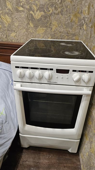 Электрическая плита Electrolux