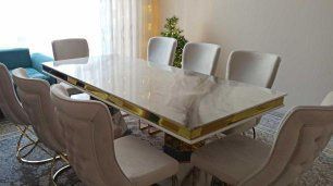 Стол и стулья на 8 персон.