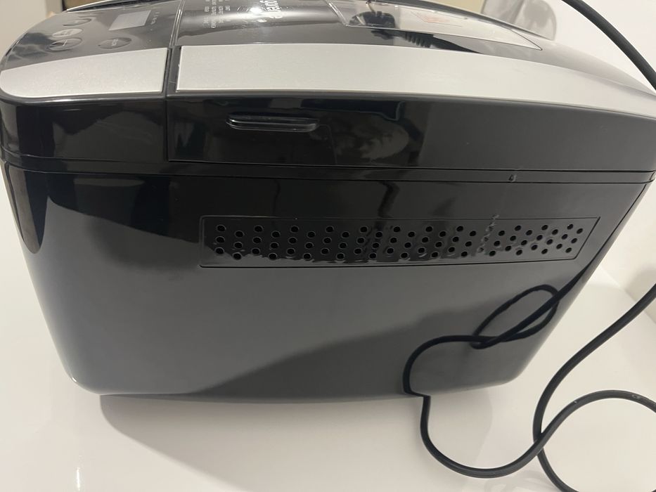 Masina de facut paine ( nici folia nu sa luat de pe ea)