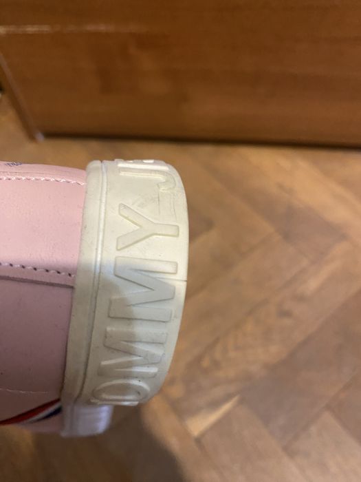 Маратонки номер 35 ,имат леко пожълтяване на подметките нови не са нос