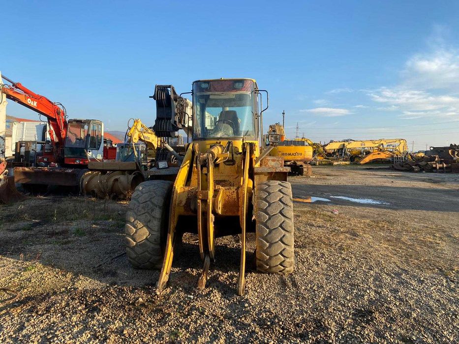 Dezmembrez incarcator frontal  Komatsu WA270 -piese de schimb Komatsu