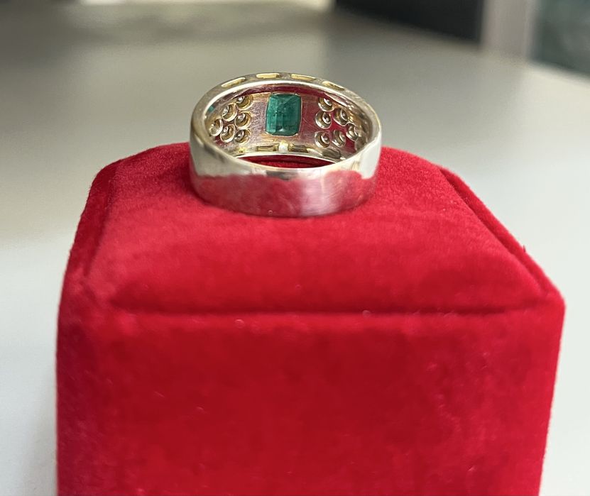 Дамски пръстен бяло злато и естествен изумруд