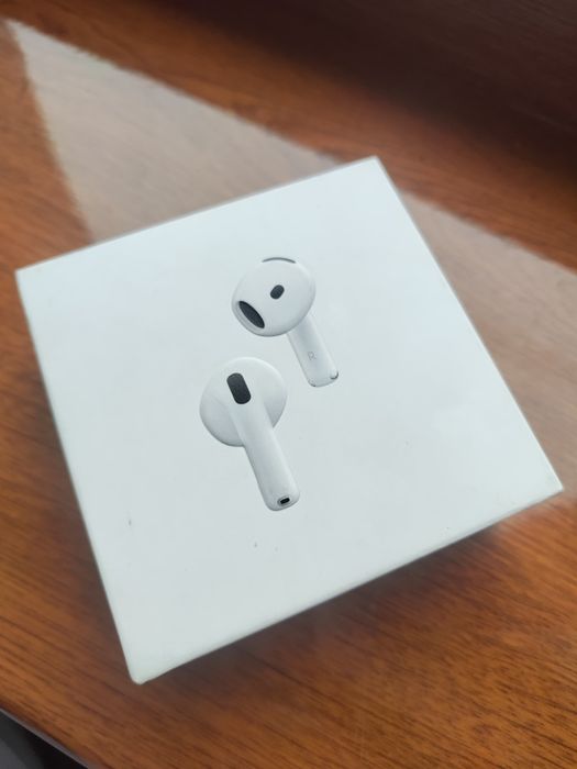 Apple AirPods 4 с активным шумоподавлением