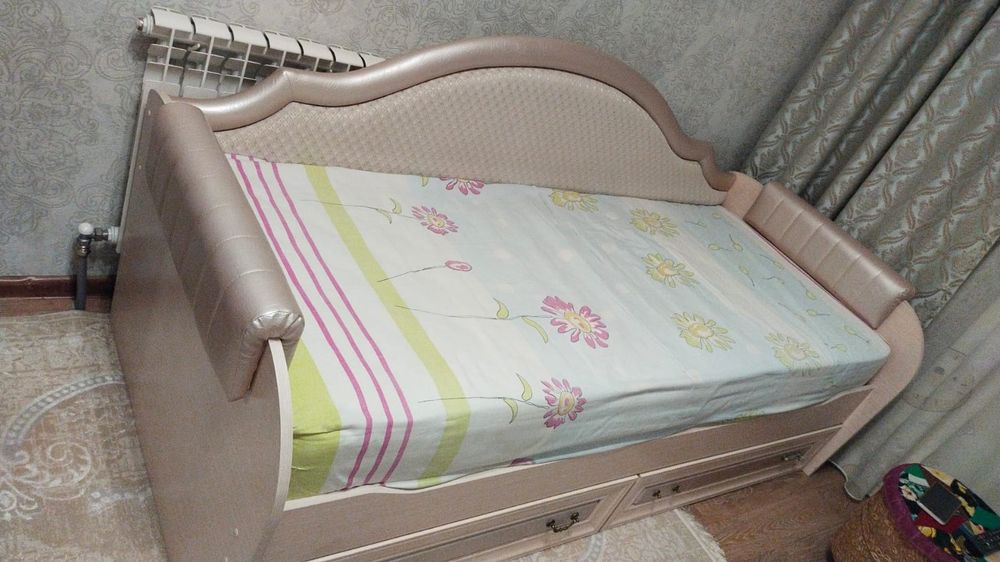 Кровать со спинкой