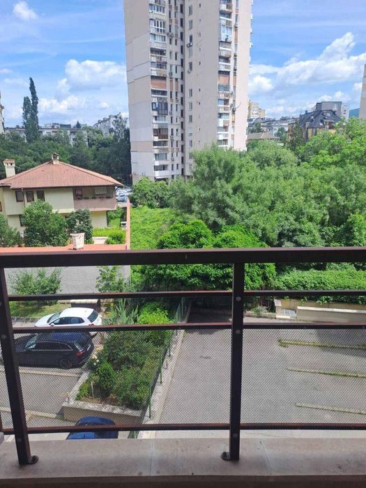 Двустаен апартамент с ПАРКОМЯСТО в ж.к. Павлово.