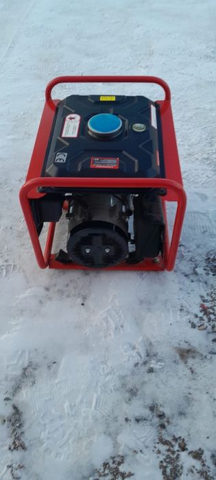 Бенза генератор. 1квт . Новый