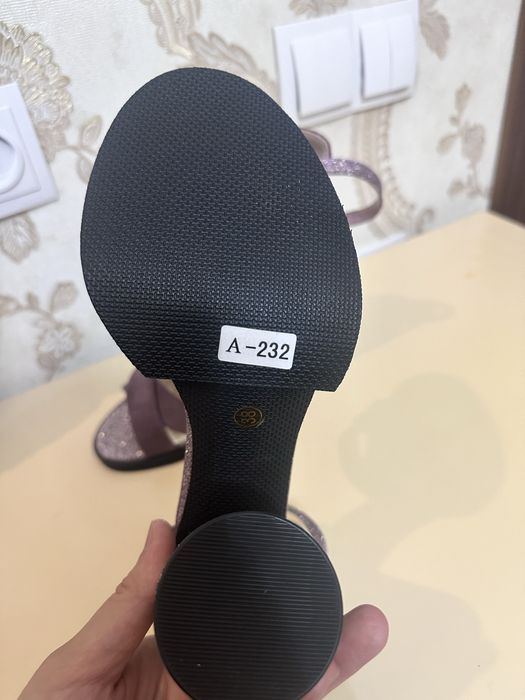 Босоножки новые 38 размер