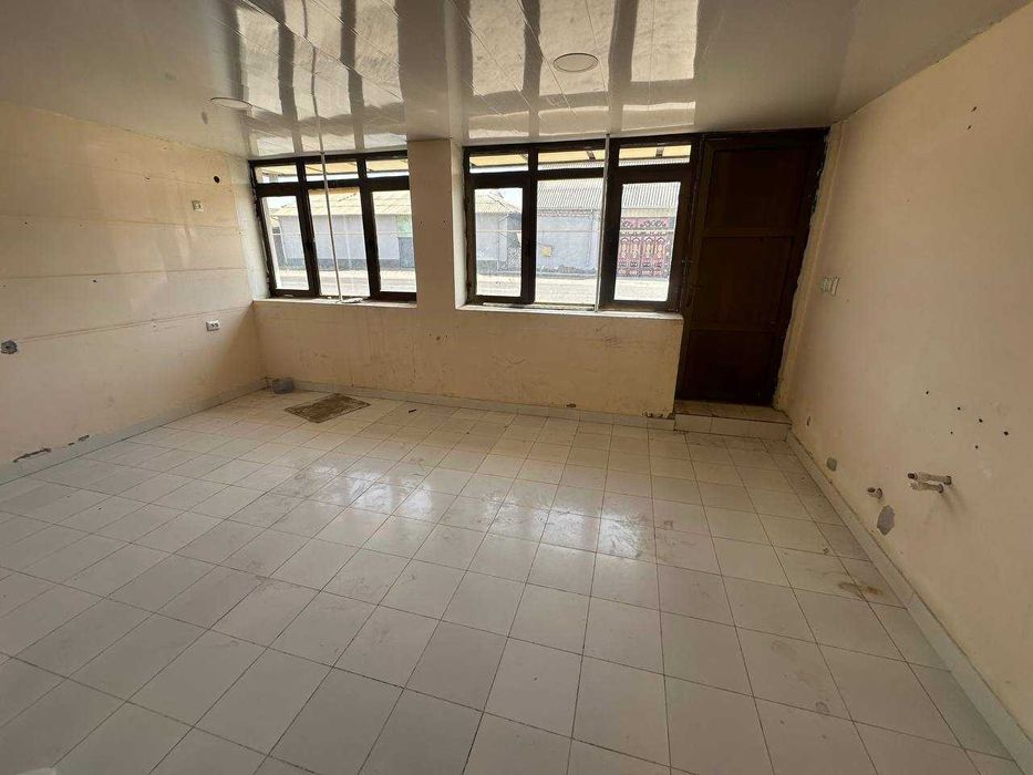 Здание под магазин и пекарню на оживлённой улице