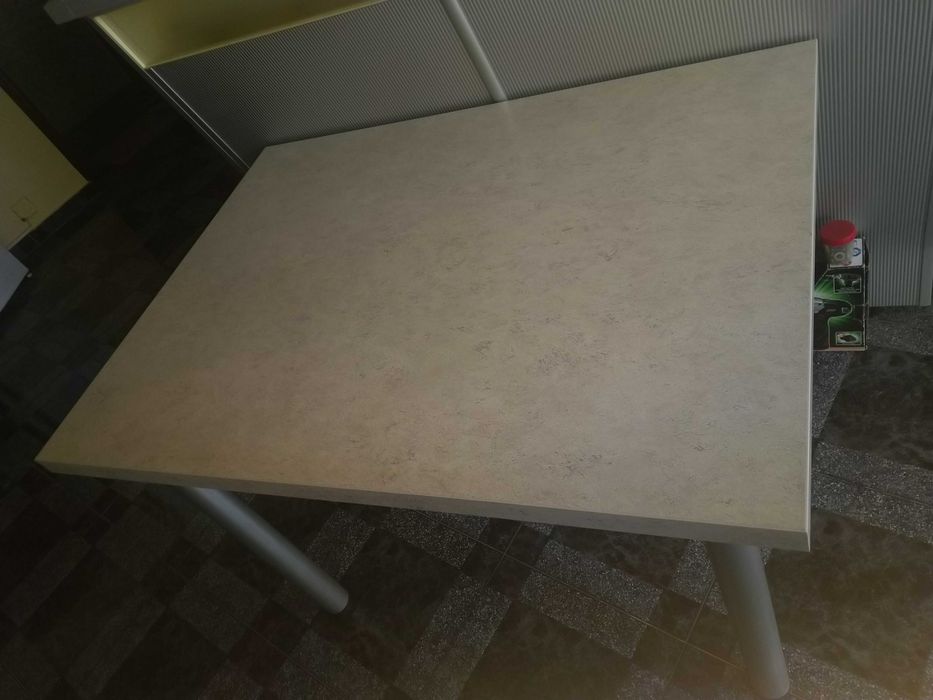 Vând masă nouă de bucătărie, culoarea marmurei. Preț - 400 lei