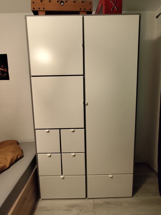 Dulap haine cu rafturi și bara de umerase