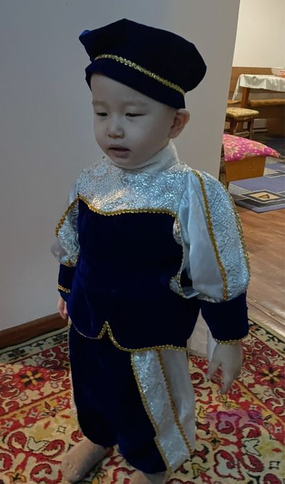 Пподам косюм принца на 2-4 года