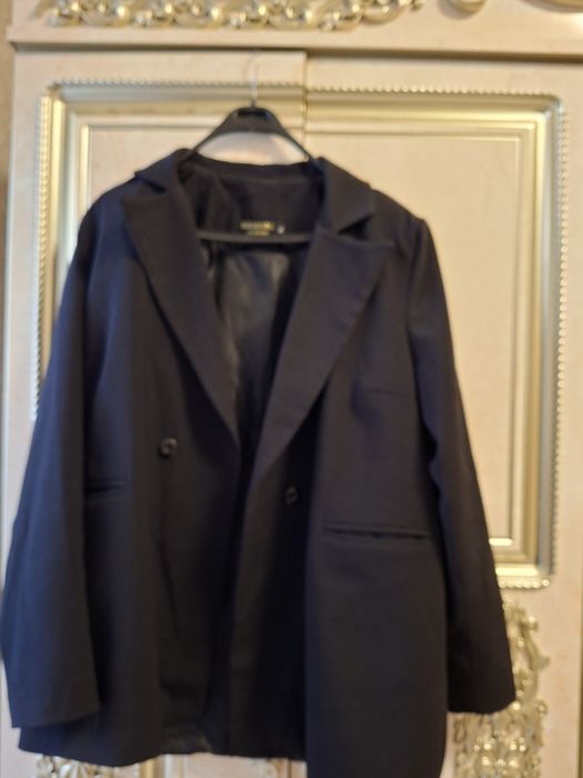 Продам женские костюм и брюки  2 штука  разных вида оба турецкий