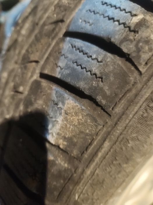 Продавам комплект от 5 алуминиеви джанти и зимни гуми  15 цола от ауди