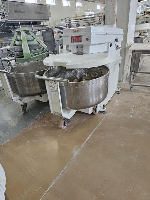 Malaxor aluat 200kg aluat si descarcator cuve