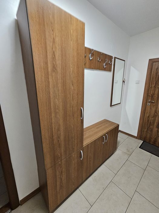 Портманто с шкаф за обувки, закачалки за палта и якета и огледало.