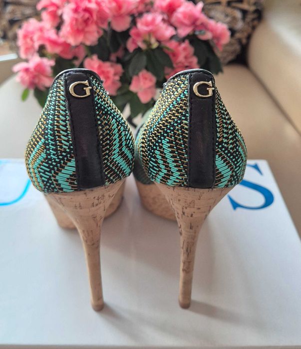 Оригинални обувки на Guess