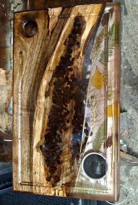 Дъска за вкусни мезета и сервиране от дърво и епоксидна смола