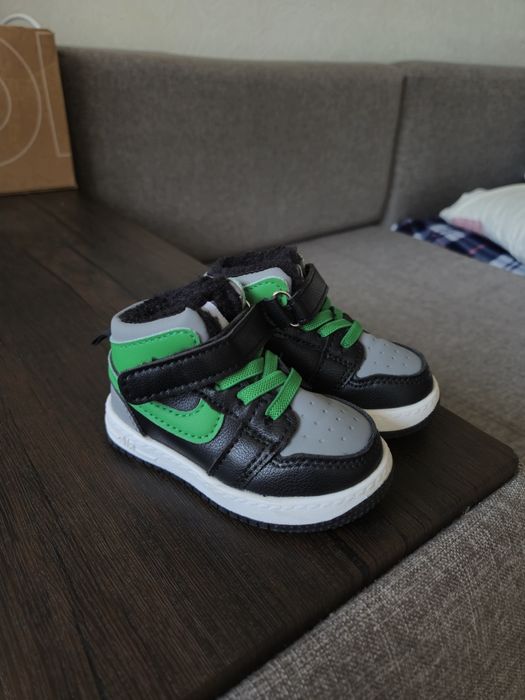 Детские кроссовки