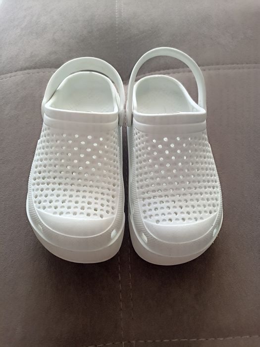 Отдам бесплатно кроксы