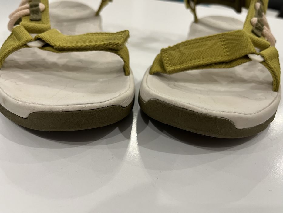 Продавам спортни сандали