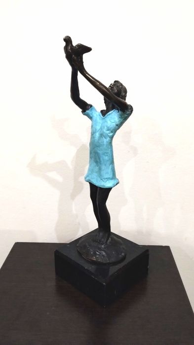 Много нежна и впечатляваща статуетка на момиче с птица.