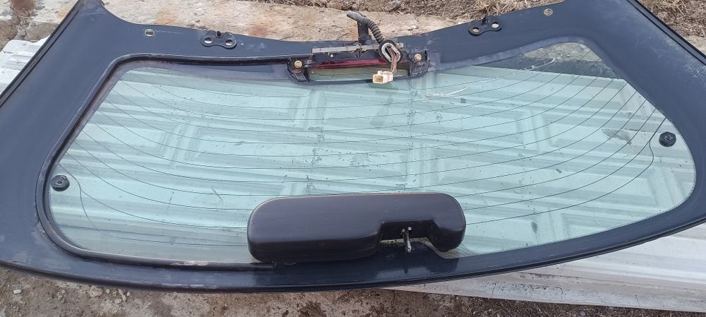 Продам заднее лобовое стекло на Toyota Vista