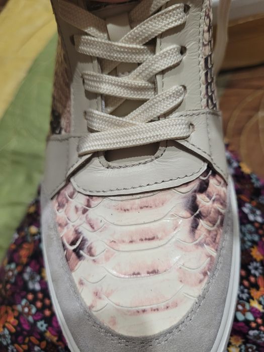 Продам кроссовки весна лето