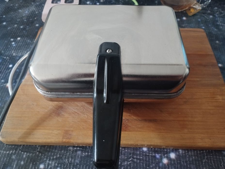 Продам электро вафельницу СССР  1990 года