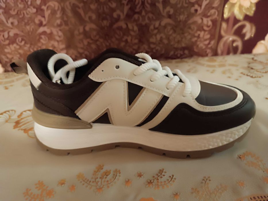 Кроссовки женские новые