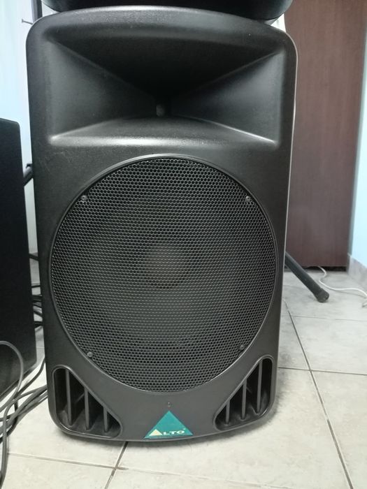 Vind boxe active ALTO Pe 12 țoli. S-au schimb tot în domeniu. l.