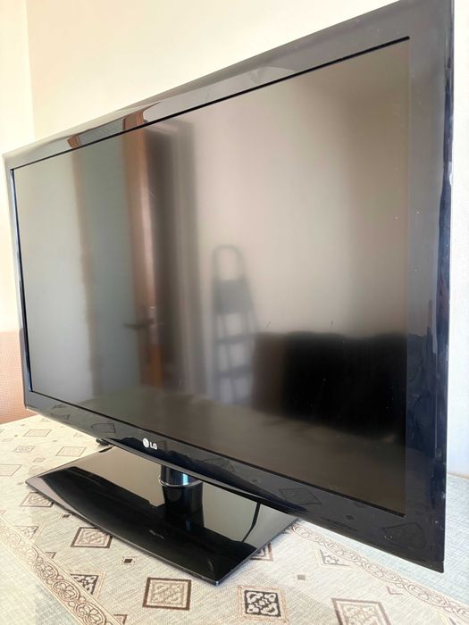 Vând televizor LG 42LE4500, cu ecran de 42 inch (107 cm).