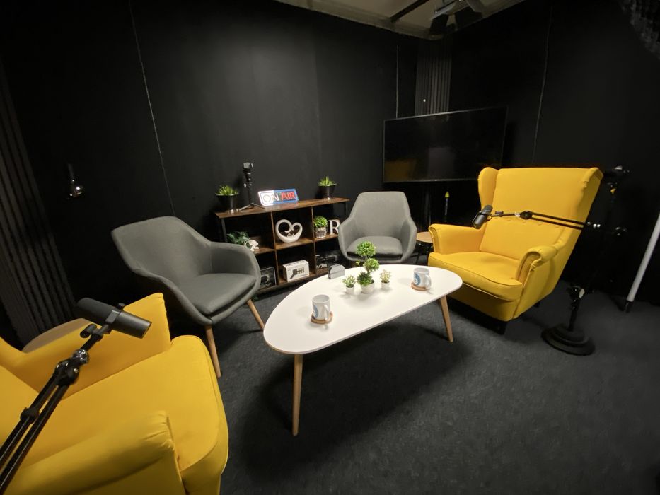 Подкаст студио под наем с висококачествена техника