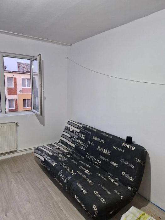 Închiriez apartament cu 2 camere