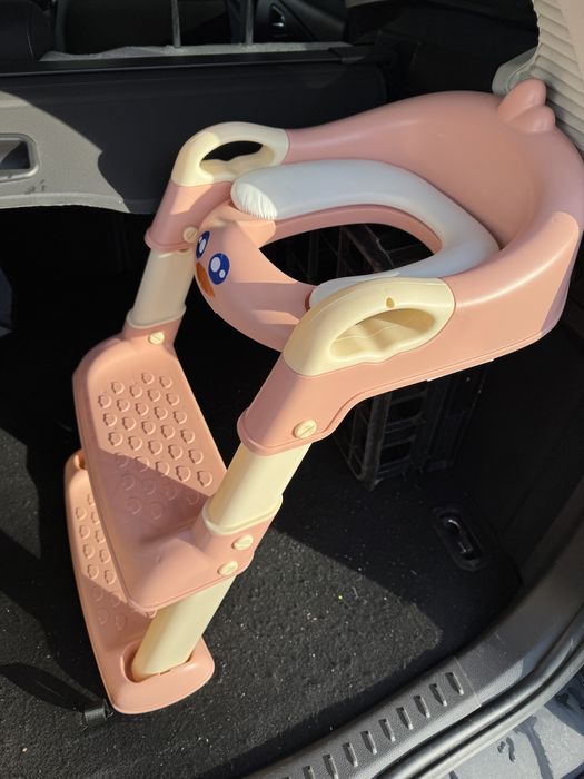 Продавам 2 бр. тоалетни столове  в стил стъпала за деца.