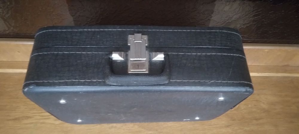 Чемодан чёрный советских времен