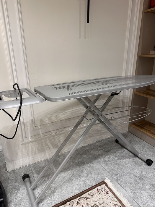 Гладильная доска с утюгом