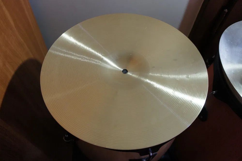O pereche de cinele hi-hat (fuscinele)fara inscriptie de 14"