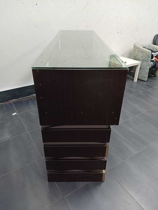 Бюро подходящо за офис или магазин