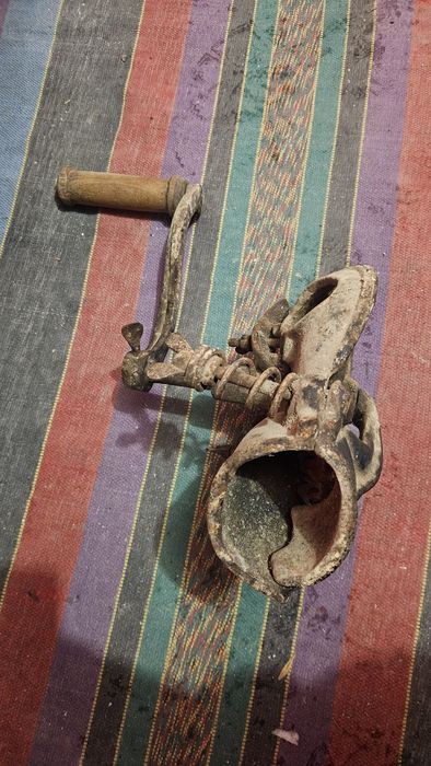 Продавам старинна зърномелачка